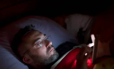 科学新发现睡前玩手机伤眼又折寿